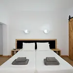 Urban Manos 3* 干尼亞