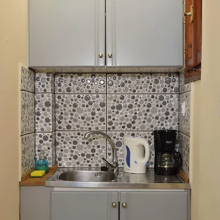 Urban Manos خانيا